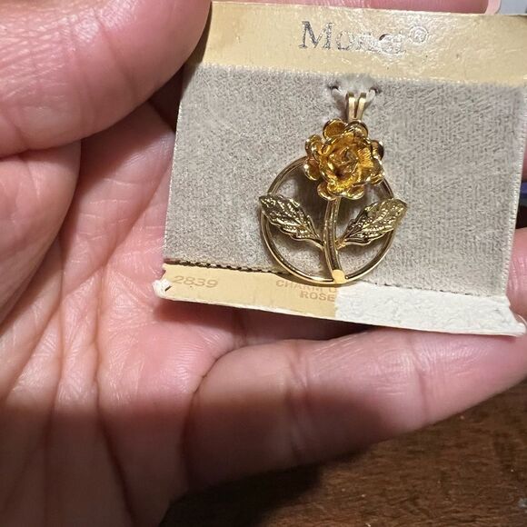 🆕  MONET GOLD ROSE PENDANT - Picture 2 of 2
